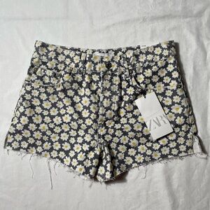 NWT Zara daisy floral printed high-rise raw hem button fly denim shorts size 4
